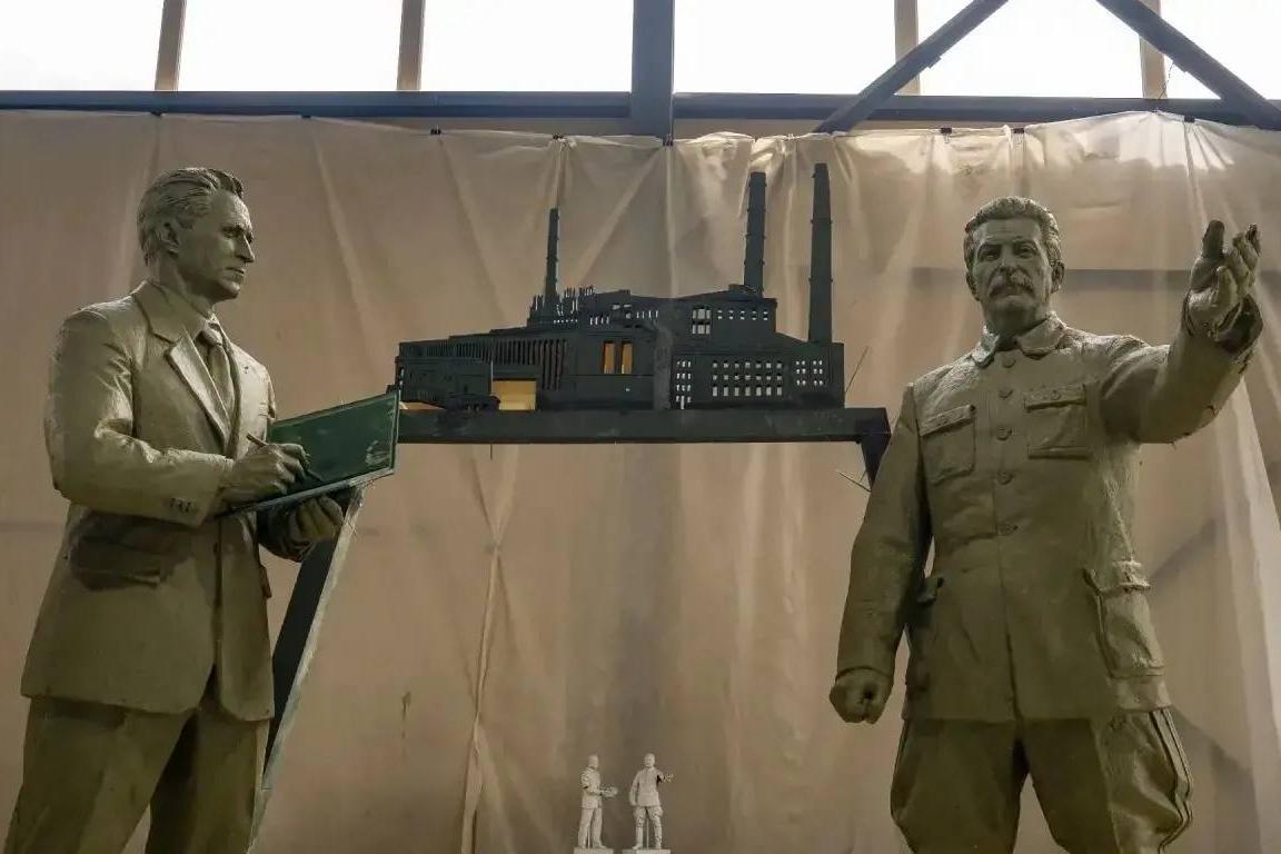 Скульптуры Ивана Бардина (слева) и Иосифа Сталина в мастерской. Фото: Telegram-канал губернатора Вологодской области