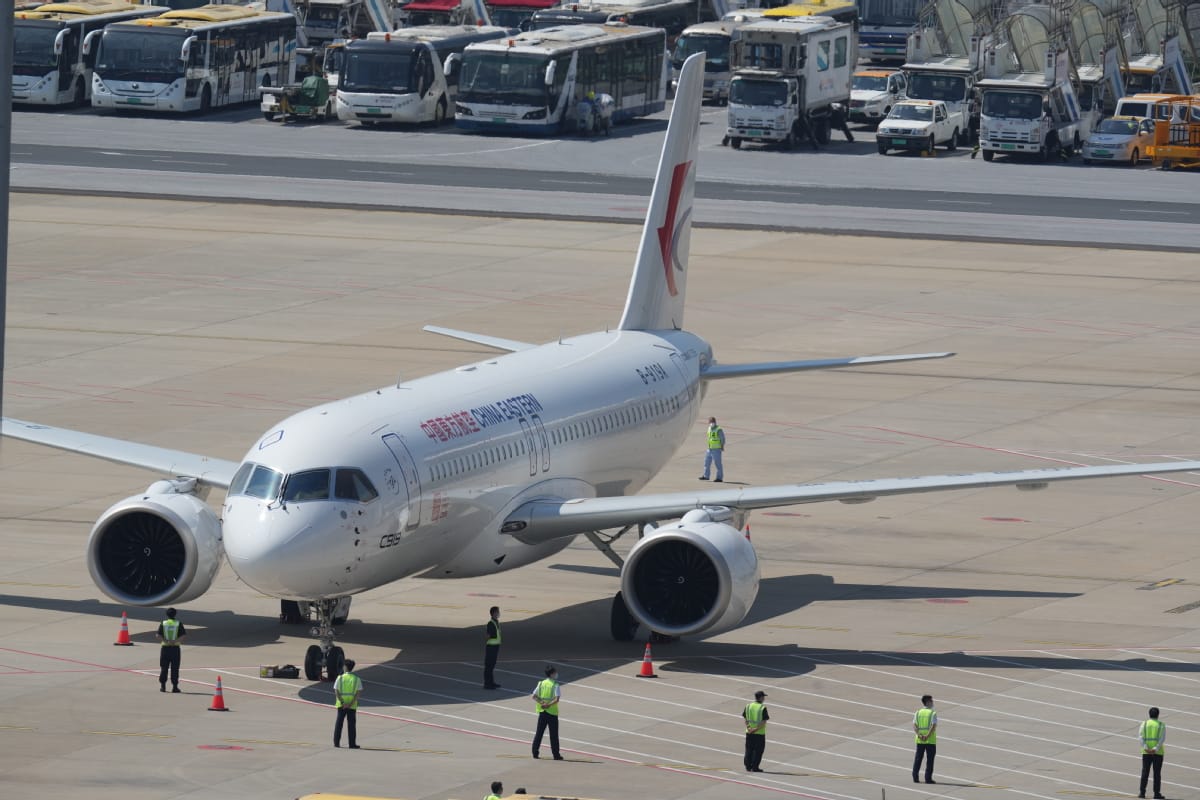 Призванный конкурировать с Boeing и Aibus китайский авиалайнер совершил первый коммерческий рейс. В нем используются западные компоненты