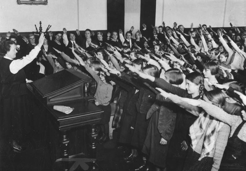 Наци дети: как воспитывали молодежь в нацистской Германии и как это повлияло на немцев