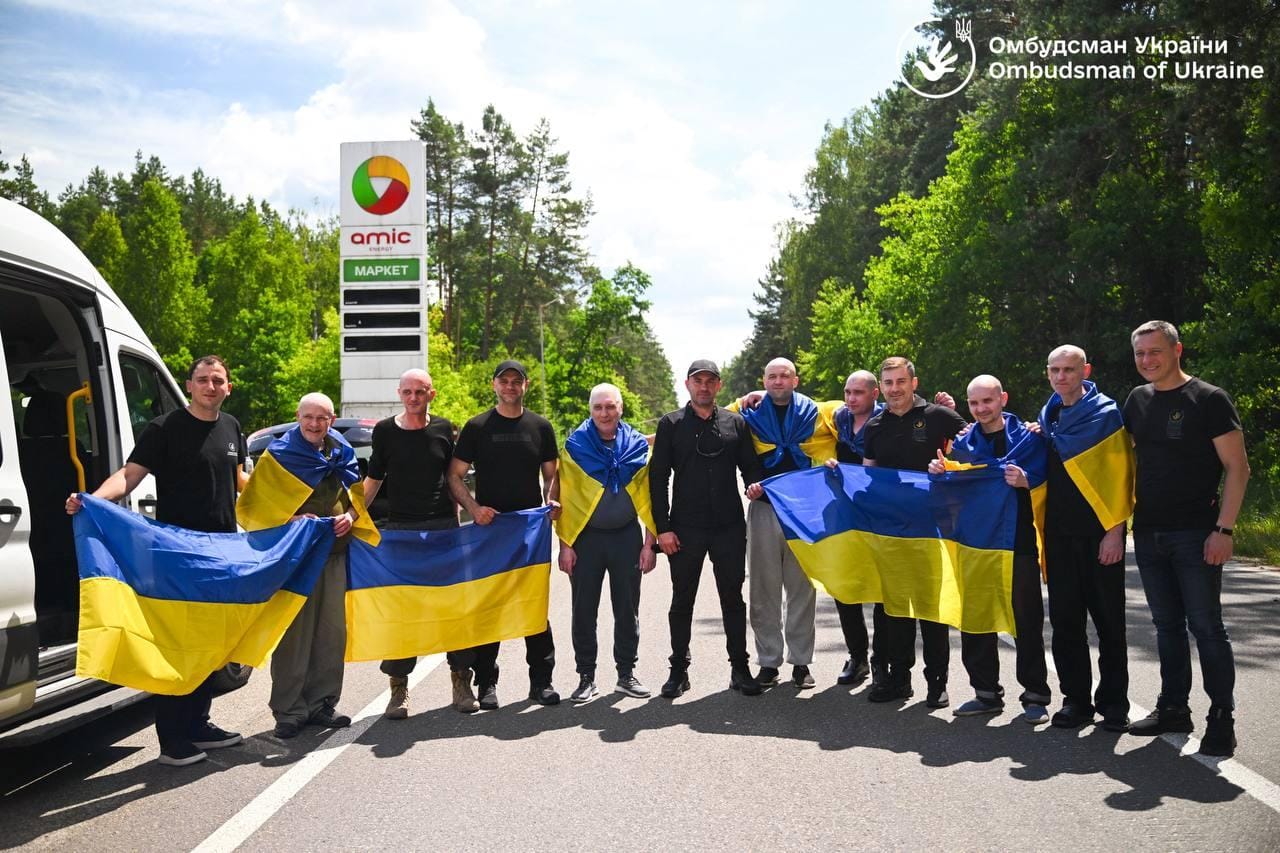 Москва и Киев обменялись семью гражданскими. В Украину вернулись заложники, которых Россия удерживала с 2022 года